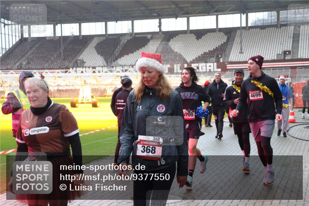 07.12.2025 - St. Pauli X-Mass-Run No. 15 Luisa Fischer http://msf.ph/oto/9377550 07.12.2025 10:27:14 Ziel 670, 639, 709, 368, 15, 368, 16, 4699, 28, 159, 368, 1396, 1468, 1472, 1638, 1639, 2068, 2518, 2648, 2649, 3720, 3771, 3787, 3792, 3828, 4185, 4334, 4353, 4384, 4448, 4460, 4461, 4469, 4481, 4506, 4512, 4529, 4532, 4699, 4703, 4705, 4709, 5010 meine-sportfotos.de