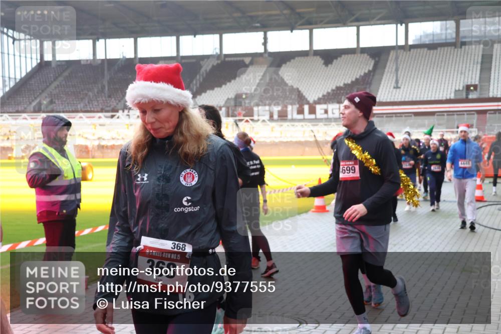 07.12.2025 - St. Pauli X-Mass-Run No. 15 Luisa Fischer http://msf.ph/oto/9377555 07.12.2025 10:27:15 Ziel 1910, 368, 15, 368, 16, 699, 28, 159, 1396, 1468, 1472, 1638, 2068, 2518, 2648, 2649, 3720, 3771, 3787, 3792, 3828, 4185, 4334, 4353, 4384, 4448, 4460, 4461, 4469, 4481, 4506, 4512, 4529, 4532, 4699, 4703, 4705, 4709, 5010 meine-sportfotos.de