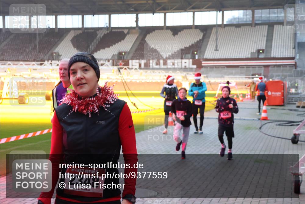 07.12.2025 - St. Pauli X-Mass-Run No. 15 Luisa Fischer http://msf.ph/oto/9377559 07.12.2025 10:01:51 Ziel 15, 2348, 118, 804, 118, 393, 780, 783, 801, 804, 959, 1124, 1294, 1724, 1760, 1859, 1887, 1892, 2167, 2378, 2528, 2681, 3187, 3580, 3582, 3629, 3878 meine-sportfotos.de