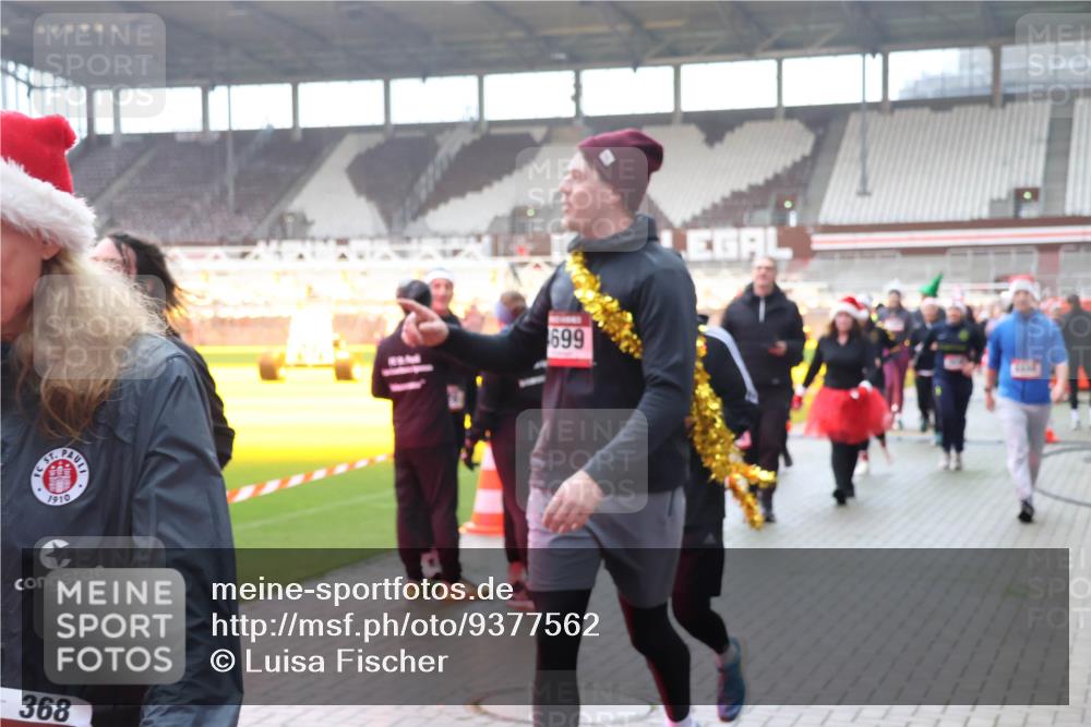 07.12.2025 - St. Pauli X-Mass-Run No. 15 Luisa Fischer http://msf.ph/oto/9377562 07.12.2025 10:27:15 Ziel 1910, 368, 699, 28, 159, 1396, 1468, 1472, 1638, 2068, 2518, 2648, 2649, 3720, 3771, 3787, 3792, 3828, 4185, 4334, 4353, 4384, 4448, 4460, 4461, 4469, 4481, 4506, 4512, 4529, 4532, 4699, 4703, 4705, 4709, 5010 meine-sportfotos.de
