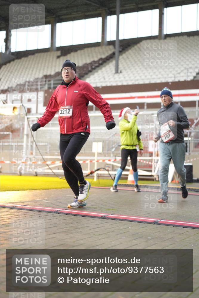 07.12.2025 - St. Pauli X-Mass-Run No. 15 Patografie http://msf.ph/oto/9377563 07.12.2025 10:08:37 Ziel 390, 707, 789, 947, 1002, 1031, 2247, 2248, 2521, 3212, 3332, 3335, 3495, 3671, 3759, 4205, 4232, 4234, 4451 meine-sportfotos.de