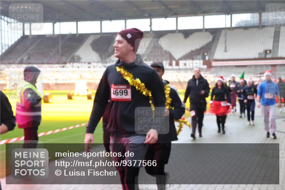 07.12.2025 - St. Pauli X-Mass-Run No. 15 Luisa Fischer http://msf.ph/oto/9377566 07.12.2025 10:27:16 Ziel 4699, 159, 1396, 1468, 1472, 1638, 2068, 2518, 2648, 2649, 3720, 3771, 3787, 3792, 3828, 4185, 4334, 4353, 4384, 4448, 4460, 4461, 4469, 4481, 4506, 4512, 4699, 4703, 4705, 4709, 5010 meine-sportfotos.de