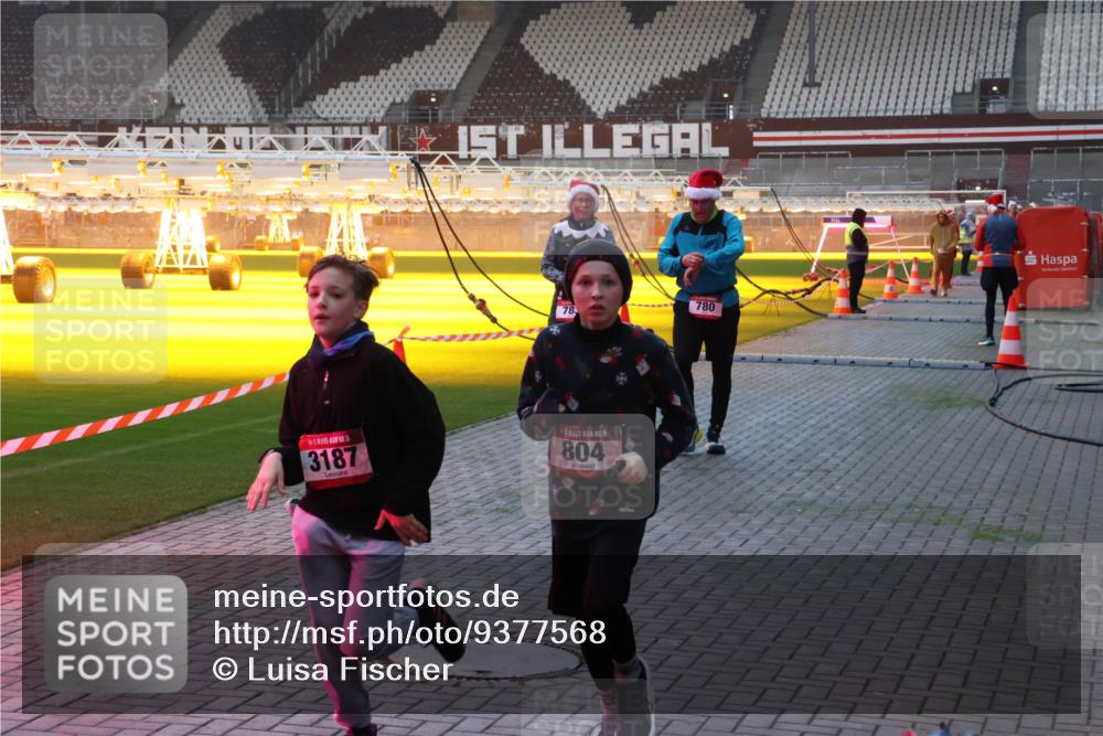 07.12.2025 - St. Pauli X-Mass-Run No. 15 Luisa Fischer http://msf.ph/oto/9377568 07.12.2025 10:01:53 Ziel 78, 780, 1, 15, 3187, 804, 118, 393, 780, 783, 801, 804, 959, 1124, 1294, 1724, 1760, 1859, 1887, 1892, 2167, 2378, 2528, 2681, 3187, 3580, 3582, 3629, 3878 meine-sportfotos.de