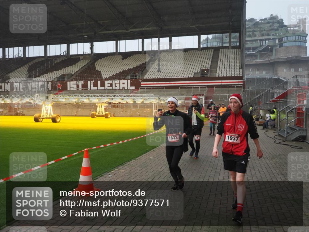 07.12.2025 - St. Pauli X-Mass-Run No. 15 Fabian Wolf http://msf.ph/oto/9377571 07.12.2025 10:06:22 Ziel 34, 127, 187, 893, 967, 969, 1119, 1369, 1479, 1480, 1832, 1937, 1946, 3534, 3535, 3536, 3537, 4657, 4665, 4670, 4672, 4676, 4677, 4736, 4739 meine-sportfotos.de