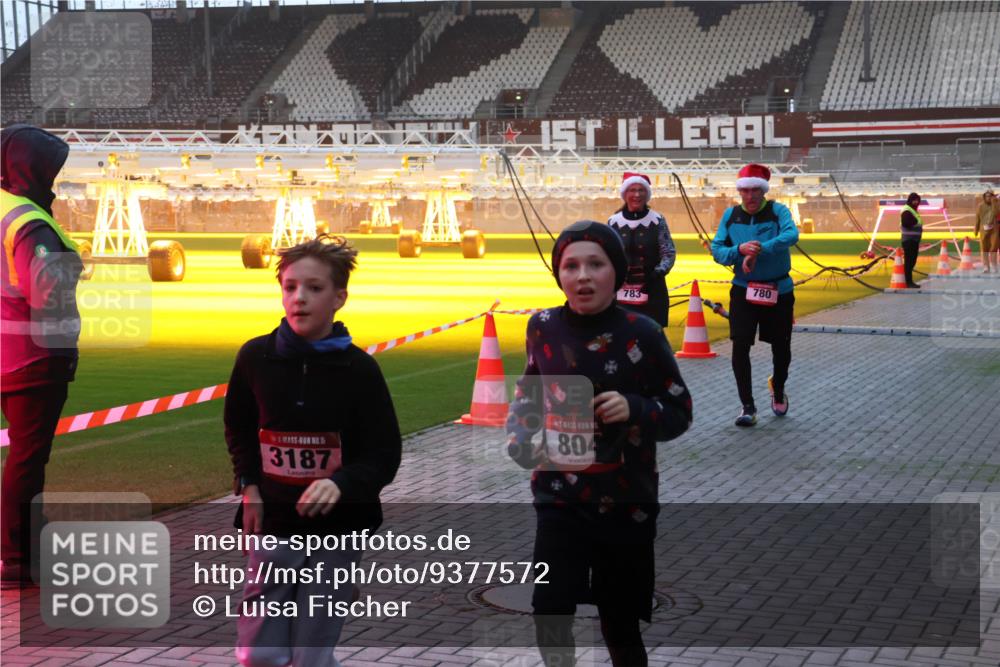 07.12.2025 - St. Pauli X-Mass-Run No. 15 Luisa Fischer http://msf.ph/oto/9377572 07.12.2025 10:01:53 Ziel 15, 3187, 804, 783, 780, 118, 393, 780, 783, 801, 804, 959, 1124, 1294, 1724, 1760, 1859, 1887, 1892, 2167, 2378, 2528, 2681, 3187, 3580, 3582, 3629, 3878 meine-sportfotos.de