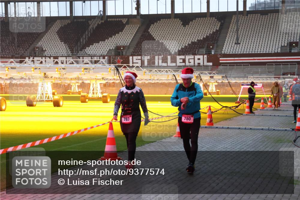 07.12.2025 - St. Pauli X-Mass-Run No. 15 Luisa Fischer http://msf.ph/oto/9377574 07.12.2025 10:01:54 Ziel 783, 780, 118, 393, 780, 783, 801, 804, 959, 1124, 1294, 1724, 1760, 1859, 1887, 1892, 2167, 2528, 2681, 3187, 3580, 3582, 3629, 3878 meine-sportfotos.de