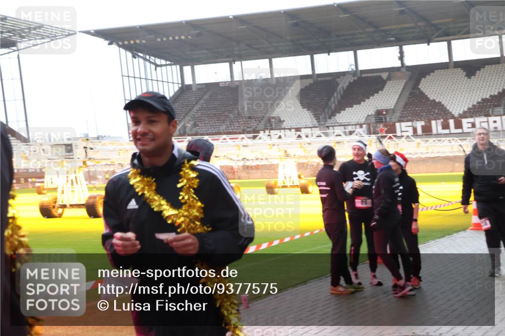 07.12.2025 - St. Pauli X-Mass-Run No. 15 Luisa Fischer http://msf.ph/oto/9377575 07.12.2025 10:27:17 Ziel 28, 159, 1396, 1468, 1472, 1618, 1638, 2068, 2518, 2648, 2649, 3720, 3771, 3787, 3792, 3828, 4185, 4334, 4353, 4384, 4391, 4410, 4448, 4481, 4506, 4512, 4699, 4703, 4705, 4709 meine-sportfotos.de