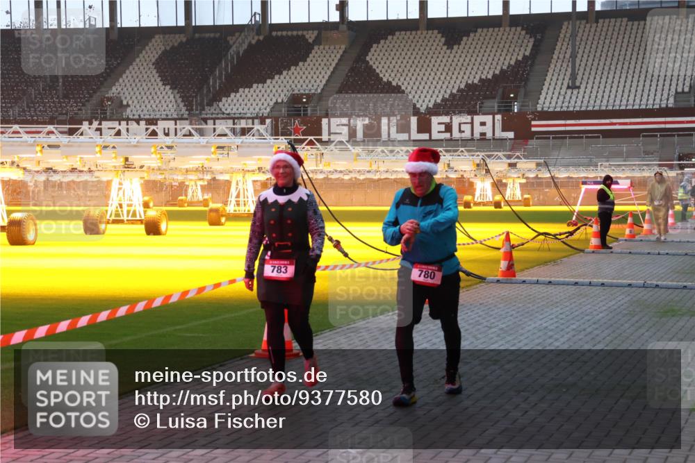 07.12.2025 - St. Pauli X-Mass-Run No. 15 Luisa Fischer http://msf.ph/oto/9377580 07.12.2025 10:01:55 Ziel 783, 780, 118, 393, 780, 783, 801, 804, 959, 1124, 1294, 1724, 1760, 1859, 1887, 1892, 2167, 2528, 2681, 3187, 3580, 3582, 3629, 3878 meine-sportfotos.de