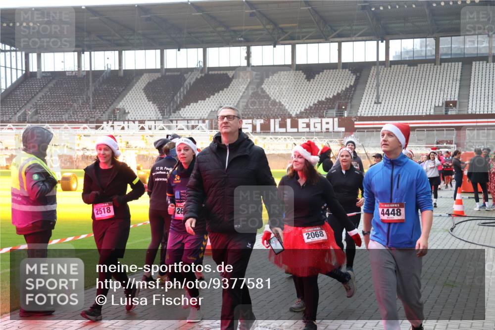 07.12.2025 - St. Pauli X-Mass-Run No. 15 Luisa Fischer http://msf.ph/oto/9377581 07.12.2025 10:27:21 Ziel 2518, 24, 26, 2068, 4448, 159, 1317, 1396, 1468, 1472, 1618, 2518, 2648, 2649, 3720, 3771, 3787, 3792, 3828, 4185, 4225, 4334, 4353, 4384, 4391, 4409, 4410, 4506, 4512, 4705 meine-sportfotos.de