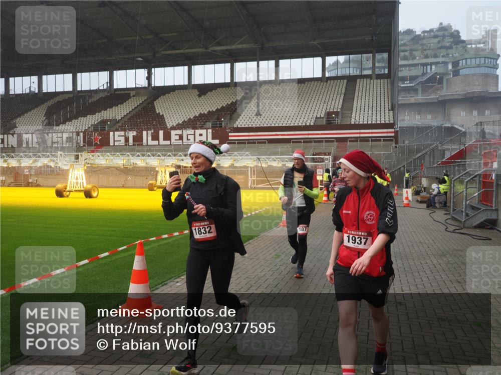 07.12.2025 - St. Pauli X-Mass-Run No. 15 Fabian Wolf http://msf.ph/oto/9377595 07.12.2025 10:06:23 Ziel 34, 127, 187, 893, 967, 969, 1119, 1369, 1479, 1480, 1832, 1937, 1946, 3213, 3232, 3534, 3535, 3536, 3537, 4657, 4665, 4670, 4672, 4676, 4677, 4736, 4739 meine-sportfotos.de