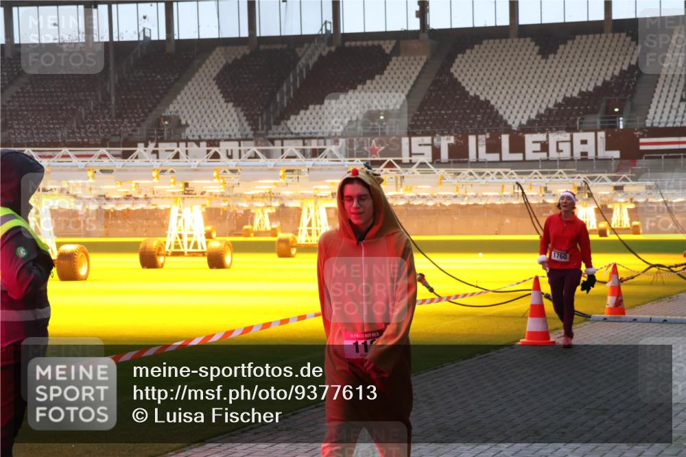 07.12.2025 - St. Pauli X-Mass-Run No. 15 Luisa Fischer http://msf.ph/oto/9377613 07.12.2025 10:02:16 Ziel 15, 11, 1760, 118, 393, 804, 959, 1124, 1294, 1724, 1760, 1859, 2167, 2472, 2681, 3187, 3580, 3582, 3629, 3878 meine-sportfotos.de