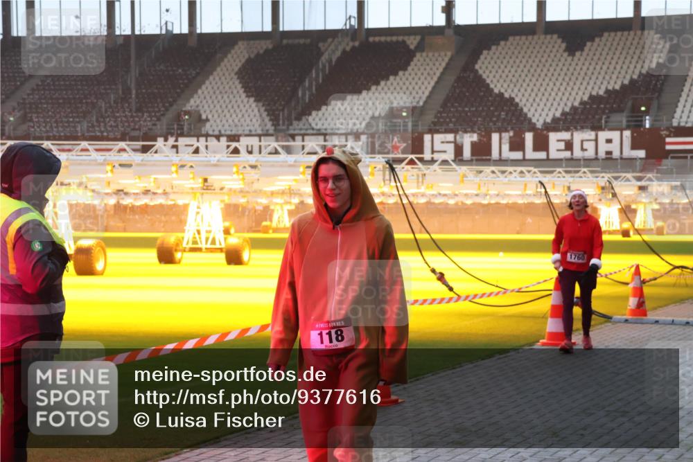 07.12.2025 - St. Pauli X-Mass-Run No. 15 Luisa Fischer http://msf.ph/oto/9377616 07.12.2025 10:02:16 Ziel 15, 118, 1760, 118, 393, 804, 959, 1124, 1294, 1724, 1760, 1859, 2167, 2472, 2681, 3187, 3580, 3582, 3629, 3878 meine-sportfotos.de