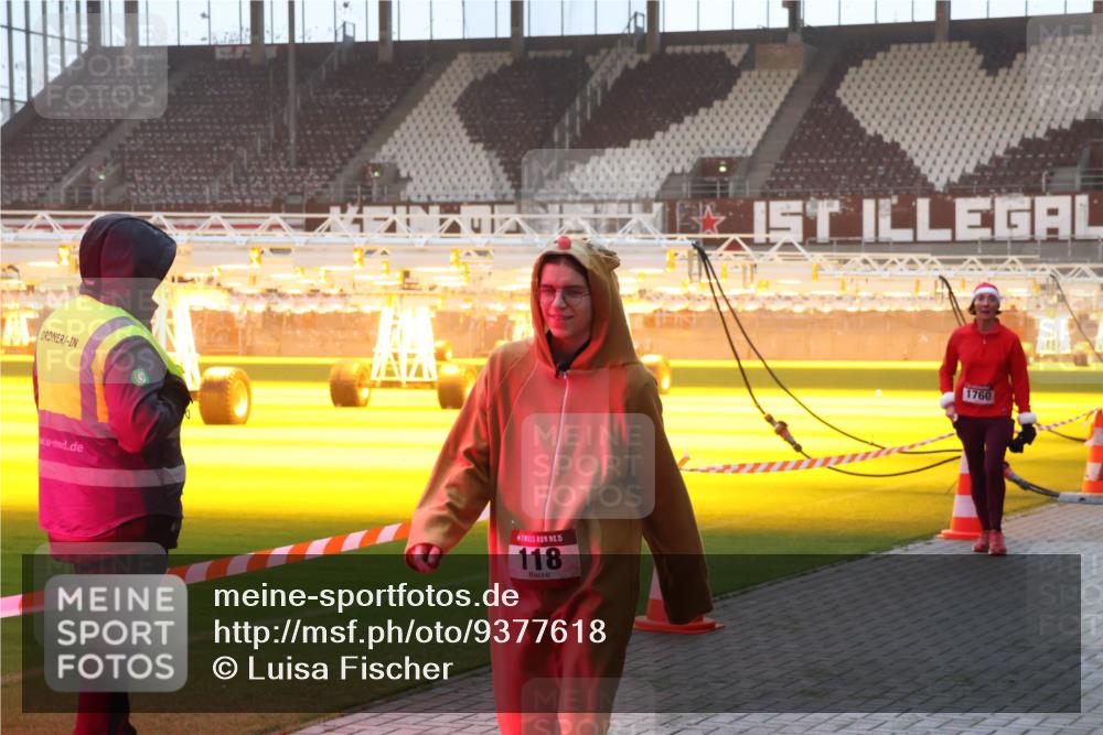 07.12.2025 - St. Pauli X-Mass-Run No. 15 Luisa Fischer http://msf.ph/oto/9377618 07.12.2025 10:02:17 Ziel 15, 118, 1760, 118, 393, 804, 959, 1124, 1294, 1724, 1760, 1859, 2167, 2472, 2681, 3187, 3580, 3582, 3629, 3878 meine-sportfotos.de