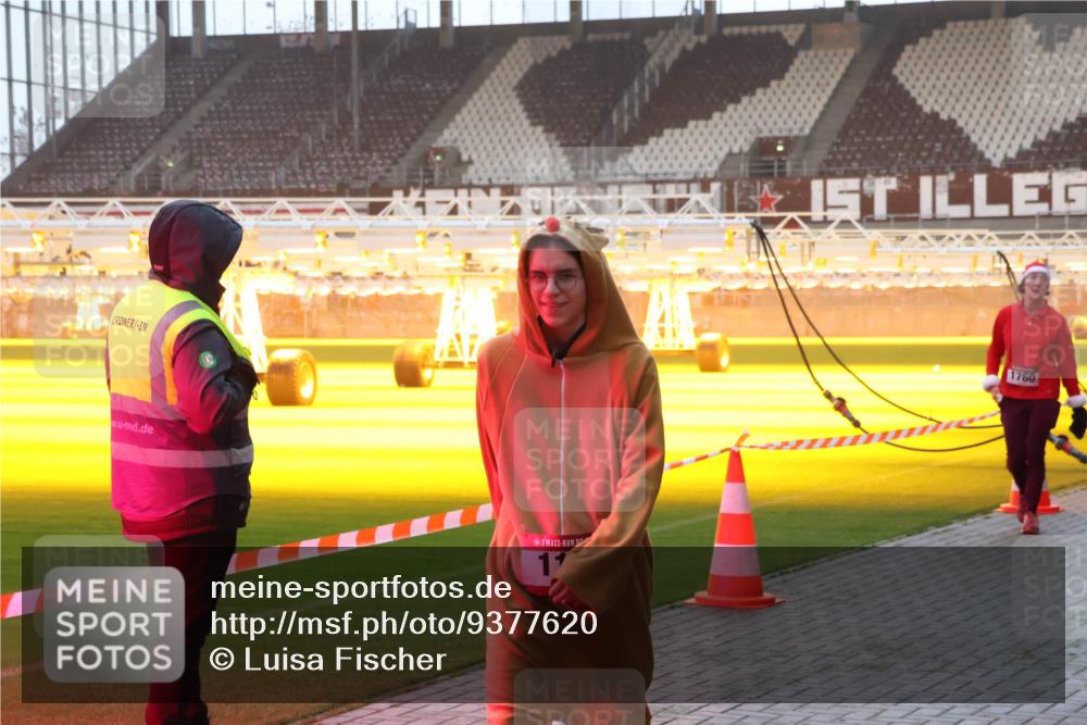 07.12.2025 - St. Pauli X-Mass-Run No. 15 Luisa Fischer http://msf.ph/oto/9377620 07.12.2025 10:02:17 Ziel 11, 1760, 118, 393, 804, 959, 1124, 1294, 1724, 1760, 1859, 2167, 2472, 2681, 3187, 3580, 3582, 3629, 3878 meine-sportfotos.de