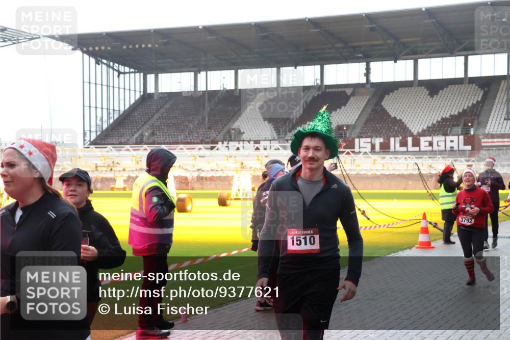 07.12.2025 - St. Pauli X-Mass-Run No. 15 Luisa Fischer http://msf.ph/oto/9377621 07.12.2025 10:27:26 Ziel 15, 1510, 3792, 132, 159, 1312, 1317, 1468, 1472, 1618, 3720, 3771, 3787, 3792, 3828, 4185, 4225, 4334, 4353, 4384, 4391, 4409, 4410, 4705 meine-sportfotos.de