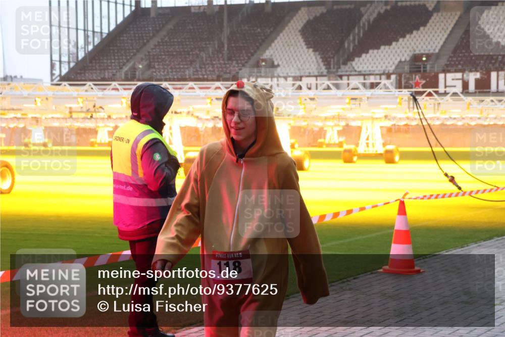 07.12.2025 - St. Pauli X-Mass-Run No. 15 Luisa Fischer http://msf.ph/oto/9377625 07.12.2025 10:02:18 Ziel 15, 118, 118, 393, 804, 959, 1124, 1294, 1724, 1760, 1859, 1934, 2167, 2472, 2681, 3187, 3580, 3582, 3629, 3878 meine-sportfotos.de