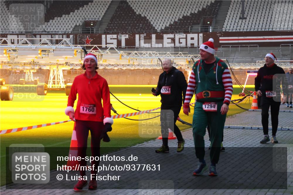 07.12.2025 - St. Pauli X-Mass-Run No. 15 Luisa Fischer http://msf.ph/oto/9377631 07.12.2025 10:02:22 Ziel 1760, 1724, 1294, 3878, 118, 393, 804, 959, 1724, 1859, 1934, 2167, 2472, 2681, 3187, 3580, 3582, 3629, 3878, 3944 meine-sportfotos.de