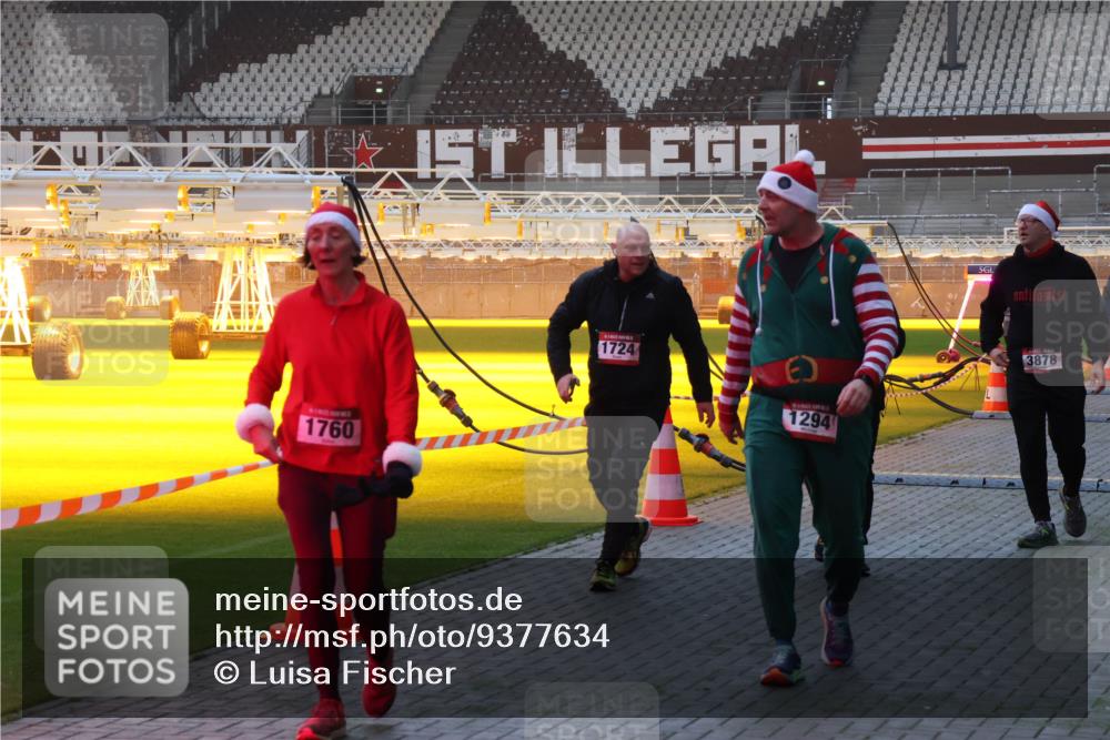 07.12.2025 - St. Pauli X-Mass-Run No. 15 Luisa Fischer http://msf.ph/oto/9377634 07.12.2025 10:02:22 Ziel 1760, 1724, 1294, 901, 3878, 118, 393, 804, 959, 1724, 1859, 1934, 2167, 2472, 2681, 3187, 3580, 3582, 3629, 3878, 3944 meine-sportfotos.de