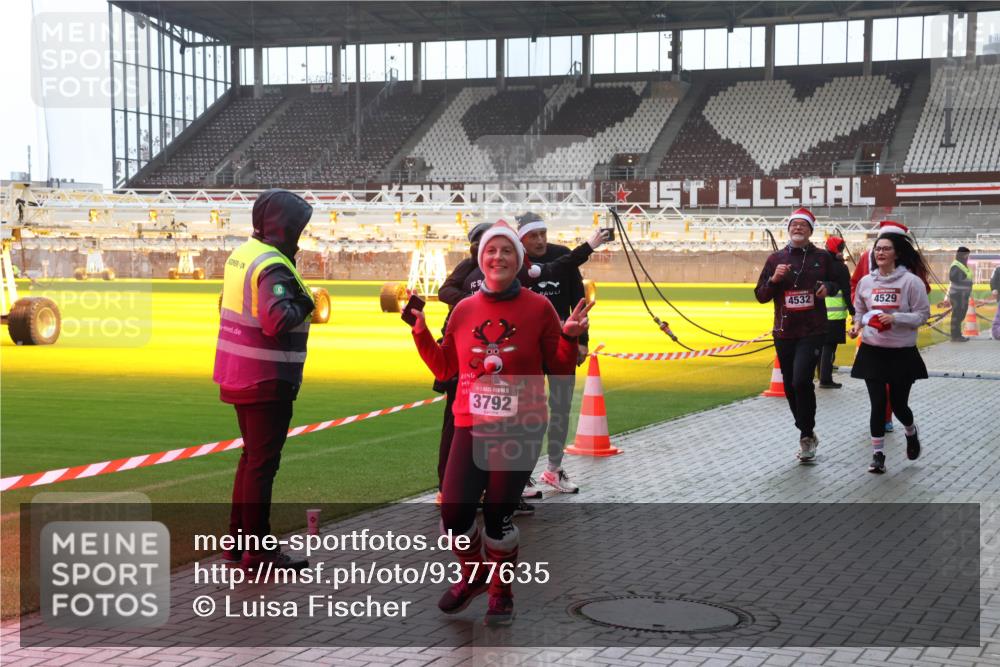 07.12.2025 - St. Pauli X-Mass-Run No. 15 Luisa Fischer http://msf.ph/oto/9377635 07.12.2025 10:27:28 Ziel 3792, 4532, 4529, 159, 1312, 1317, 1468, 1472, 1618, 3571, 3720, 3771, 3787, 3792, 3828, 4185, 4225, 4334, 4353, 4384, 4391, 4409, 4410, 4705 meine-sportfotos.de