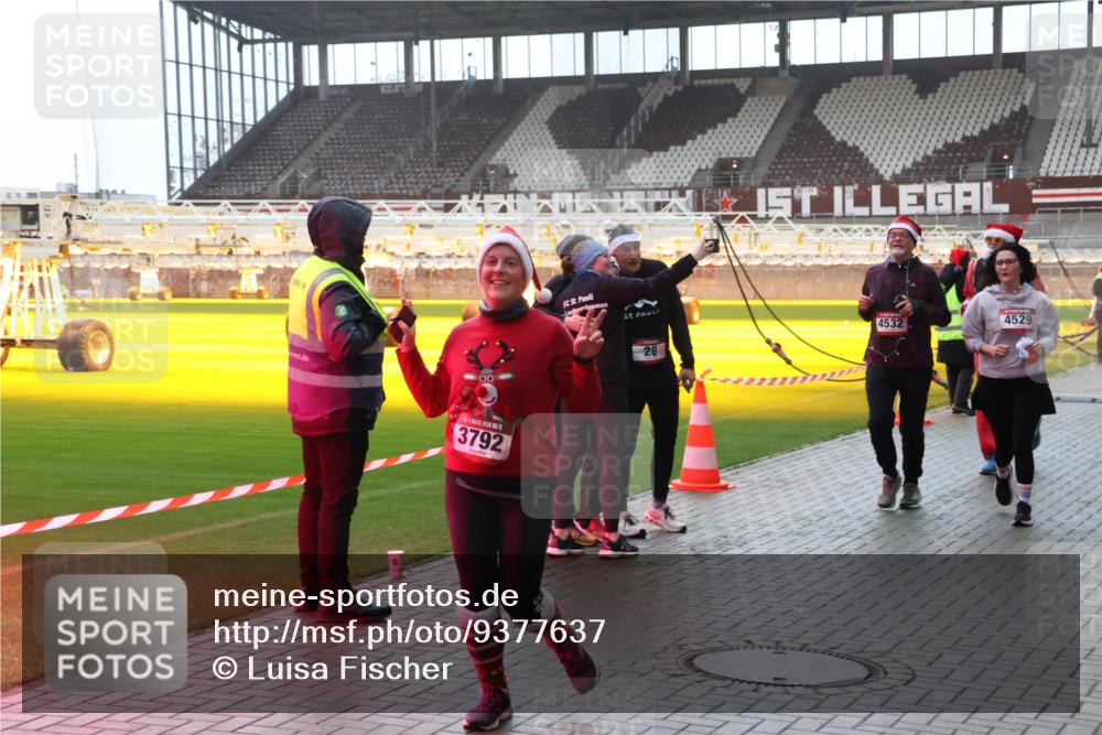 07.12.2025 - St. Pauli X-Mass-Run No. 15 Luisa Fischer http://msf.ph/oto/9377637 07.12.2025 10:27:29 Ziel 06, 3, 00, 3792, 28, 4532, 4529, 159, 1312, 1317, 1468, 1472, 1618, 3571, 3720, 3771, 3787, 3792, 3828, 4185, 4225, 4334, 4353, 4384, 4391, 4409, 4410, 4705 meine-sportfotos.de