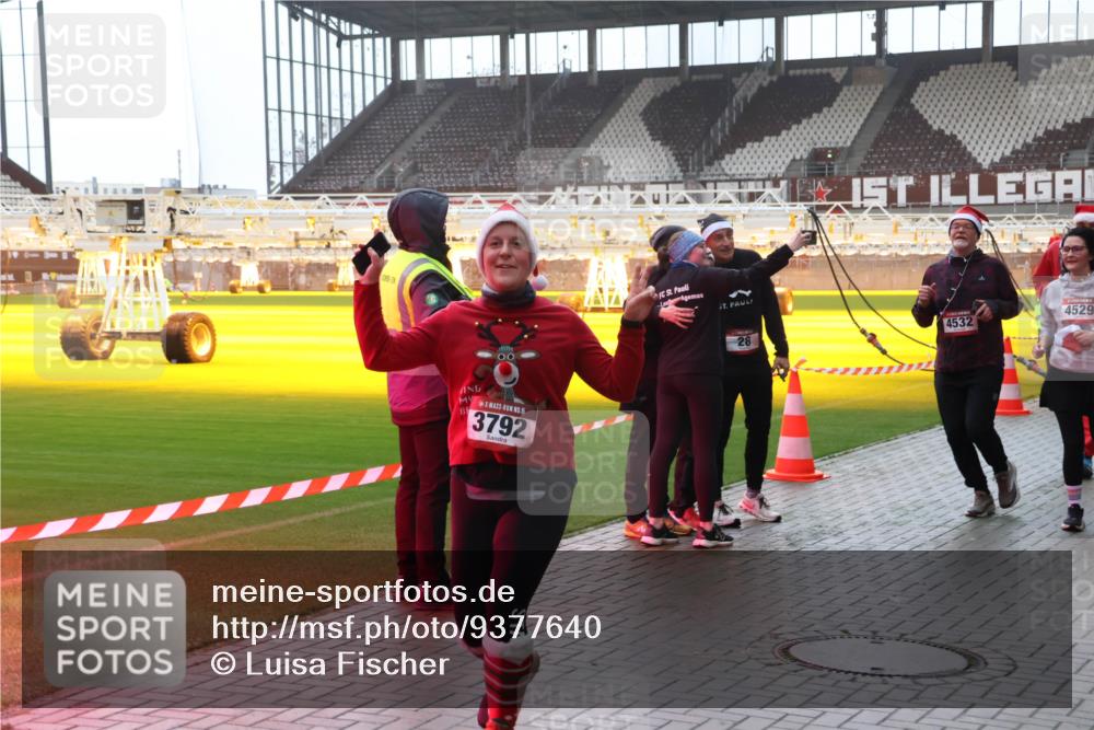 07.12.2025 - St. Pauli X-Mass-Run No. 15 Luisa Fischer http://msf.ph/oto/9377640 07.12.2025 10:27:29 Ziel 15, 3792, 4532, 28, 4529, 159, 1312, 1317, 1468, 1472, 1618, 3571, 3720, 3771, 3787, 3792, 3828, 4185, 4225, 4334, 4353, 4384, 4391, 4409, 4410, 4705 meine-sportfotos.de