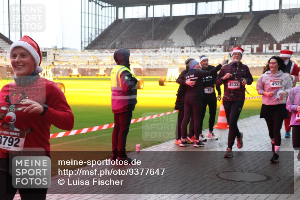 07.12.2025 - St. Pauli X-Mass-Run No. 15 Luisa Fischer http://msf.ph/oto/9377647 07.12.2025 10:27:30 Ziel 8792, 4532, 4529, 159, 1312, 1317, 1468, 1472, 1618, 3571, 3715, 3720, 3771, 3787, 3792, 3828, 4185, 4225, 4334, 4353, 4384, 4391, 4409, 4410, 4705 meine-sportfotos.de