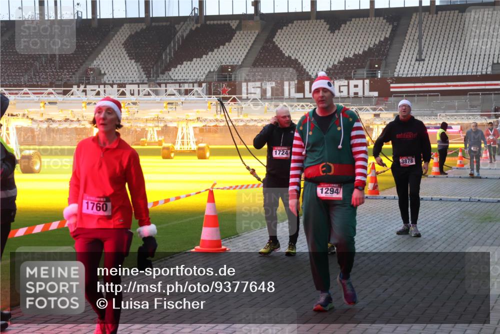07.12.2025 - St. Pauli X-Mass-Run No. 15 Luisa Fischer http://msf.ph/oto/9377648 07.12.2025 10:02:25 Ziel 1760, 1724, 1294, 3878, 959, 804, 959, 1724, 1859, 1934, 2167, 2472, 2681, 2923, 3187, 3580, 3582, 3629, 3878, 3944 meine-sportfotos.de