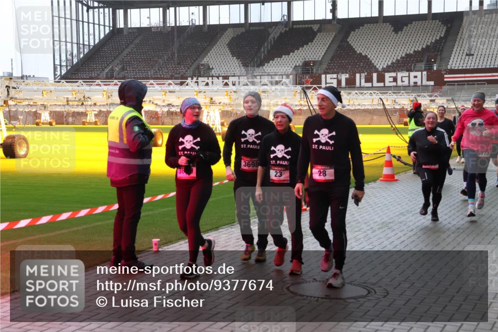 07.12.2025 - St. Pauli X-Mass-Run No. 15 Luisa Fischer http://msf.ph/oto/9377674 07.12.2025 10:27:36 Ziel 3698, 23, 28, 159, 1312, 1317, 1468, 1472, 1618, 3571, 3714, 3715, 3720, 3722, 3723, 3771, 3787, 3793, 3828, 4185, 4225, 4334, 4353, 4384, 4391, 4409, 4410, 4435, 4705 meine-sportfotos.de