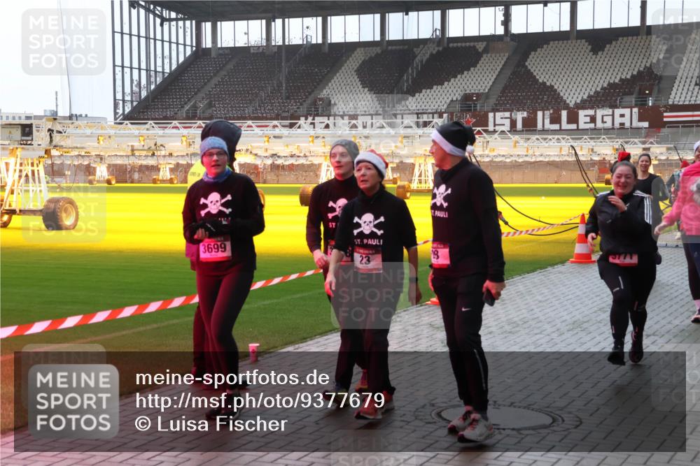 07.12.2025 - St. Pauli X-Mass-Run No. 15 Luisa Fischer http://msf.ph/oto/9377679 07.12.2025 10:27:36 Ziel 3699, 23, 159, 1312, 1317, 1468, 1472, 1618, 3571, 3714, 3715, 3720, 3722, 3723, 3771, 3787, 3793, 3828, 4185, 4225, 4334, 4353, 4384, 4391, 4409, 4410, 4435, 4705 meine-sportfotos.de