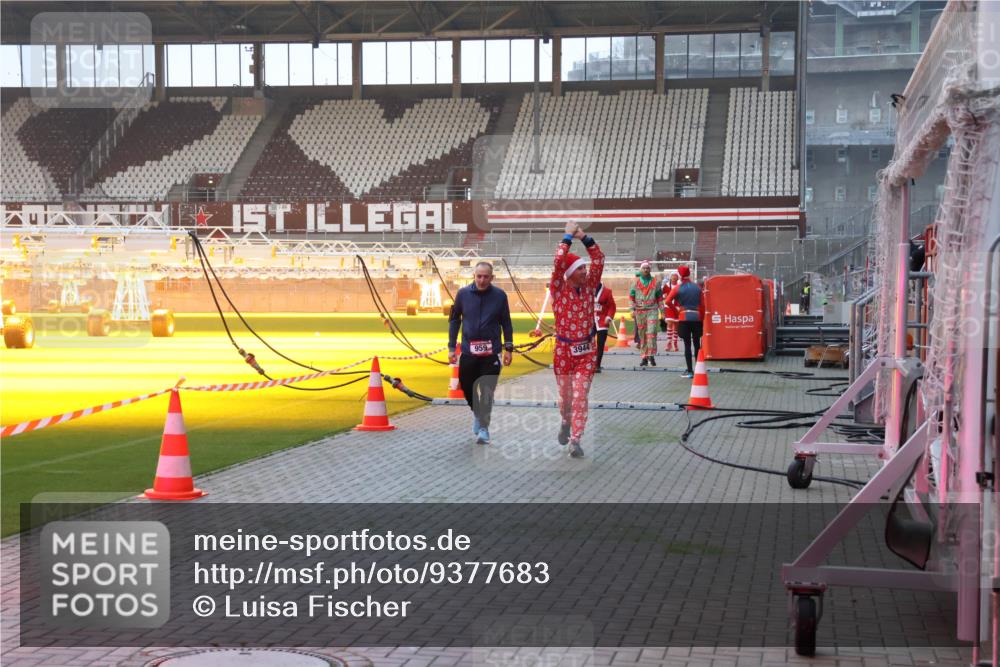 07.12.2025 - St. Pauli X-Mass-Run No. 15 Luisa Fischer http://msf.ph/oto/9377683 07.12.2025 10:02:37 Ziel 959, 3944, 63, 304, 959, 1105, 1828, 1829, 1934, 2167, 2472, 2604, 2923, 3944 meine-sportfotos.de