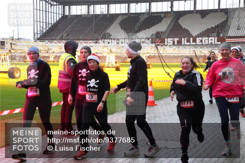 07.12.2025 - St. Pauli X-Mass-Run No. 15 Luisa Fischer http://msf.ph/oto/9377685 07.12.2025 10:27:37 Ziel 3699, 369, 23, 3771, 5773, 159, 1312, 1317, 1468, 1472, 1618, 3571, 3714, 3715, 3720, 3722, 3723, 3771, 3787, 3793, 3828, 4185, 4225, 4334, 4353, 4384, 4391, 4409, 4410, 4435, 4705 meine-sportfotos.de