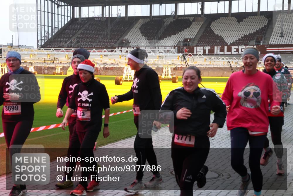 07.12.2025 - St. Pauli X-Mass-Run No. 15 Luisa Fischer http://msf.ph/oto/9377686 07.12.2025 10:27:37 Ziel 3699, 23, 3771, 159, 1312, 1317, 1468, 1472, 1618, 3571, 3714, 3715, 3720, 3722, 3723, 3771, 3787, 3793, 3828, 4185, 4225, 4334, 4353, 4384, 4391, 4409, 4410, 4435, 4705 meine-sportfotos.de