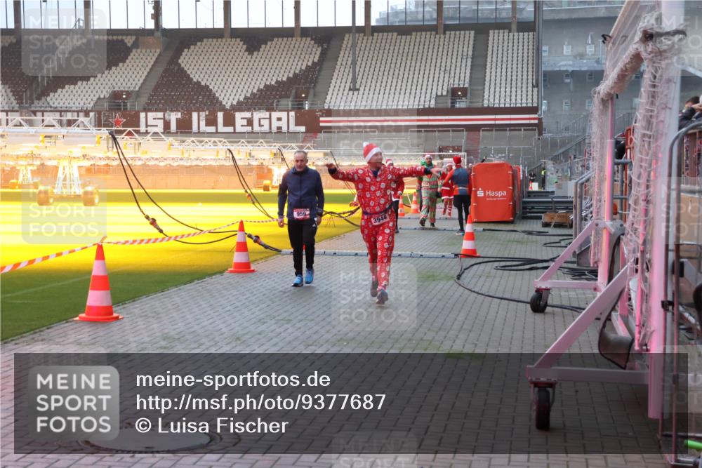 07.12.2025 - St. Pauli X-Mass-Run No. 15 Luisa Fischer http://msf.ph/oto/9377687 07.12.2025 10:02:37 Ziel 959, 63, 304, 959, 1105, 1828, 1829, 1934, 2167, 2472, 2604, 2923, 3944 meine-sportfotos.de