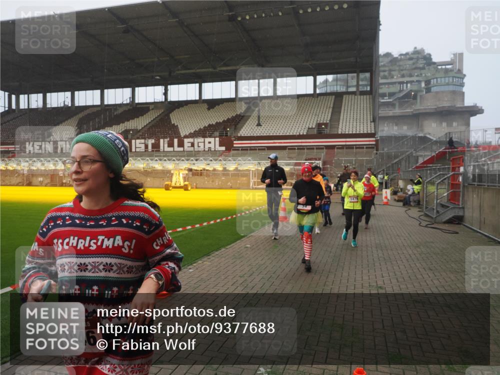 07.12.2025 - St. Pauli X-Mass-Run No. 15 Fabian Wolf http://msf.ph/oto/9377688 07.12.2025 10:06:27 Ziel 34, 187, 562, 893, 1119, 1369, 1479, 1480, 1832, 1937, 1946, 3213, 3232, 3534, 3535, 3536, 3537, 4459, 4657, 4665, 4672, 4677, 4736, 4739 meine-sportfotos.de