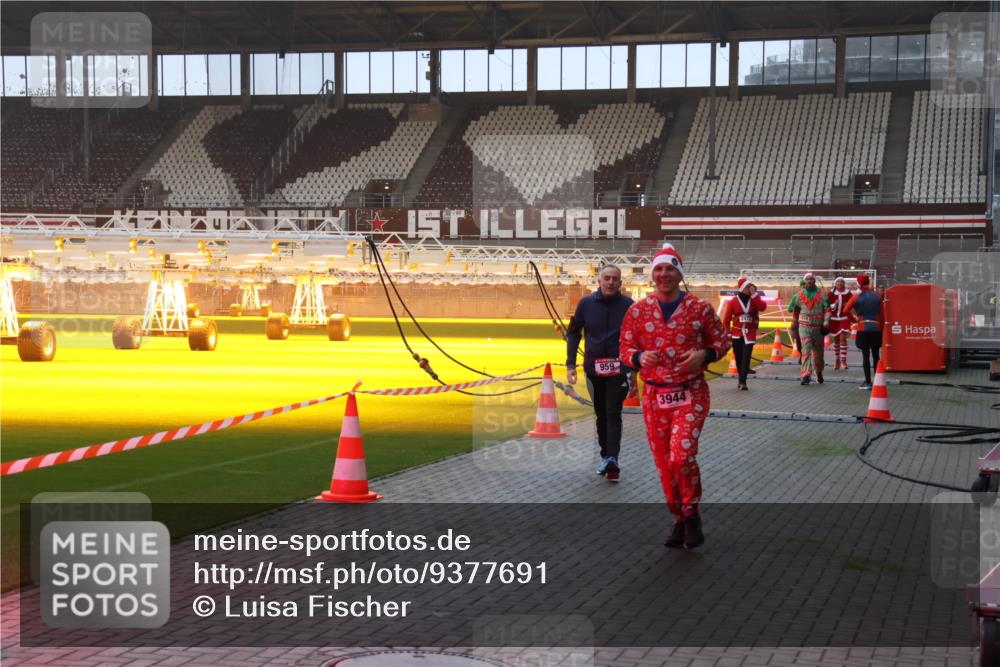 07.12.2025 - St. Pauli X-Mass-Run No. 15 Luisa Fischer http://msf.ph/oto/9377691 07.12.2025 10:02:39 Ziel 959, 3944, 2472, 63, 304, 1105, 1828, 1829, 1934, 2472, 2604, 2923, 3944 meine-sportfotos.de