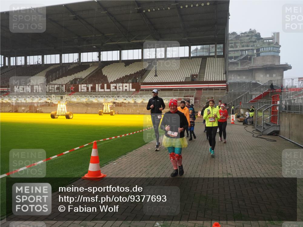 07.12.2025 - St. Pauli X-Mass-Run No. 15 Fabian Wolf http://msf.ph/oto/9377693 07.12.2025 10:06:28 Ziel 34, 187, 562, 1119, 1369, 1479, 1480, 1832, 1937, 1946, 3213, 3232, 3534, 3535, 3536, 3537, 4459, 4657, 4665, 4672, 4677, 4736, 4739 meine-sportfotos.de