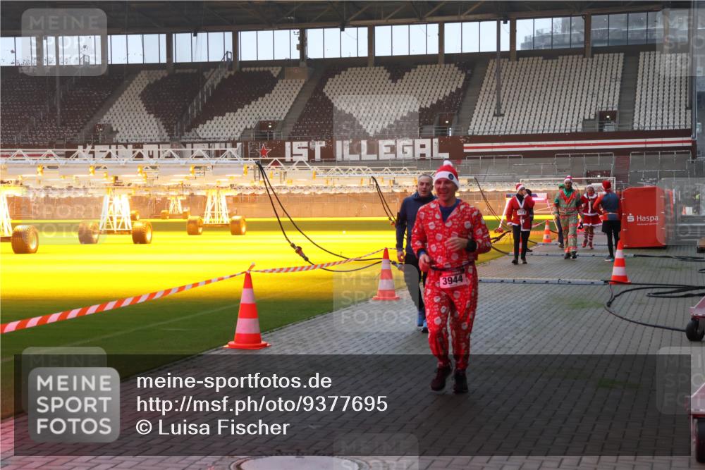 07.12.2025 - St. Pauli X-Mass-Run No. 15 Luisa Fischer http://msf.ph/oto/9377695 07.12.2025 10:02:39 Ziel 3944, 2472, 63, 304, 1105, 1828, 1829, 1934, 2472, 2604, 2923, 3944 meine-sportfotos.de
