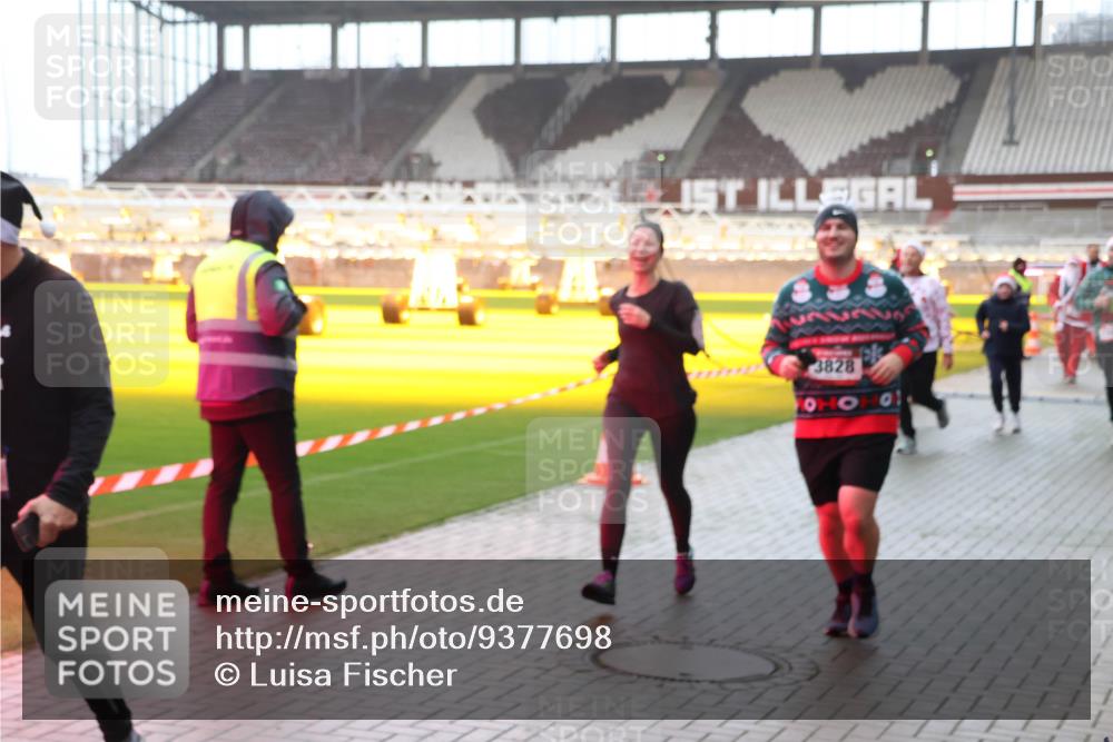 07.12.2025 - St. Pauli X-Mass-Run No. 15 Luisa Fischer http://msf.ph/oto/9377698 07.12.2025 10:27:39 Ziel 3828, 159, 1312, 1317, 1468, 1472, 1618, 3571, 3714, 3715, 3720, 3722, 3723, 3771, 3787, 3793, 3828, 4185, 4225, 4334, 4353, 4384, 4391, 4409, 4410, 4435, 4705 meine-sportfotos.de