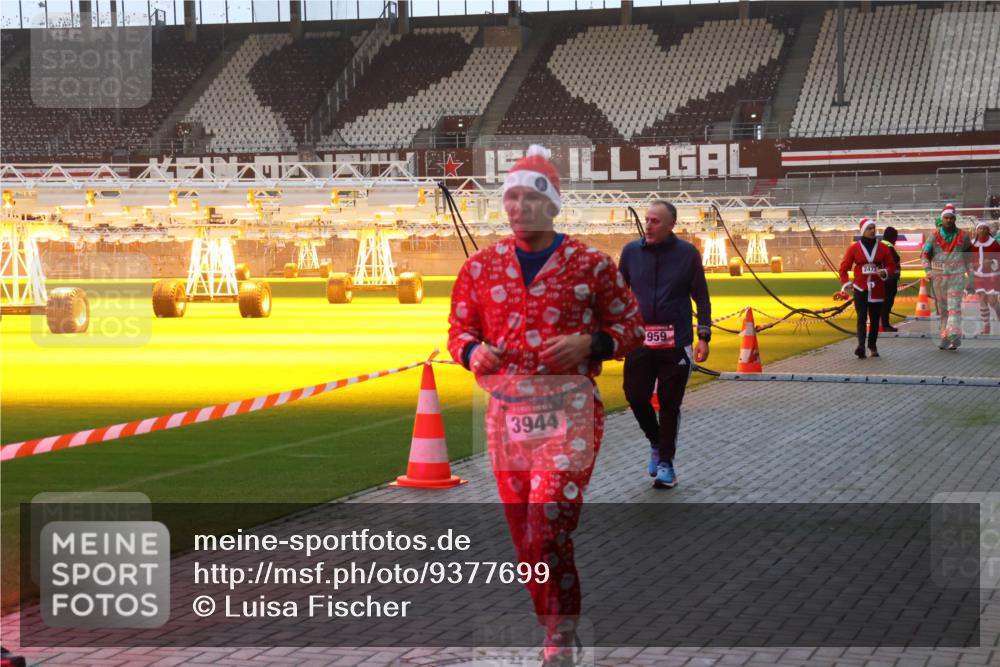 07.12.2025 - St. Pauli X-Mass-Run No. 15 Luisa Fischer http://msf.ph/oto/9377699 07.12.2025 10:02:40 Ziel 3944, 959, 2472, 63, 304, 1105, 1828, 1829, 1934, 2472, 2604, 2923, 3944 meine-sportfotos.de