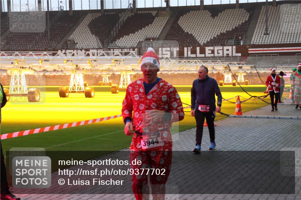 07.12.2025 - St. Pauli X-Mass-Run No. 15 Luisa Fischer http://msf.ph/oto/9377702 07.12.2025 10:02:40 Ziel 3944, 959, 2472, 1934, 63, 304, 1105, 1828, 1829, 1934, 2472, 2604, 2923, 3944 meine-sportfotos.de