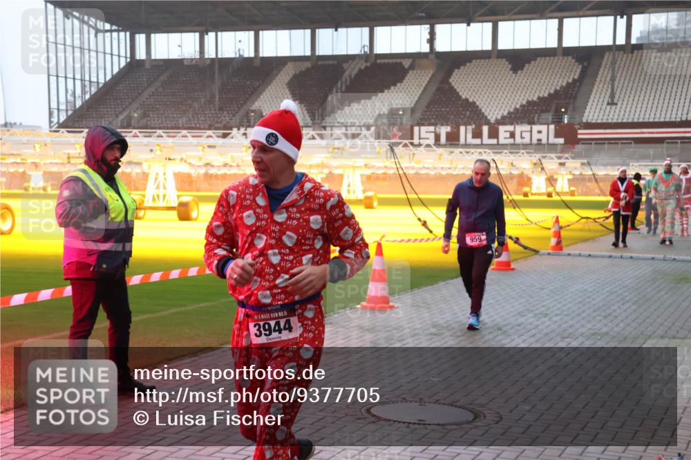 07.12.2025 - St. Pauli X-Mass-Run No. 15 Luisa Fischer http://msf.ph/oto/9377705 07.12.2025 10:02:41 Ziel 15, 3944, 959, 63, 304, 1105, 1828, 1829, 1934, 2472, 2604, 2923, 3944 meine-sportfotos.de