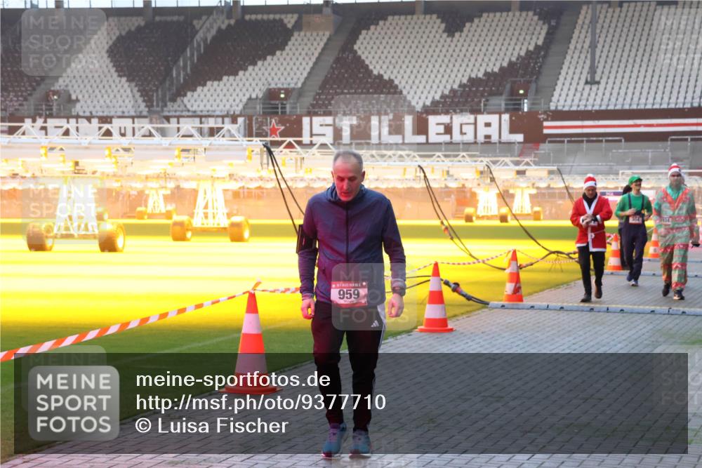 07.12.2025 - St. Pauli X-Mass-Run No. 15 Luisa Fischer http://msf.ph/oto/9377710 07.12.2025 10:02:42 Ziel 959, 304, 63, 304, 1105, 1828, 1829, 1934, 2472, 2510, 2514, 2604, 2923, 3944 meine-sportfotos.de