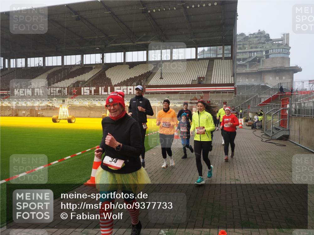 07.12.2025 - St. Pauli X-Mass-Run No. 15 Fabian Wolf http://msf.ph/oto/9377733 07.12.2025 10:06:29 Ziel 34, 187, 562, 1369, 1479, 1480, 1832, 1946, 3213, 3232, 3534, 3535, 3536, 3537, 4459, 4657, 4672, 4677, 4736, 4739 meine-sportfotos.de