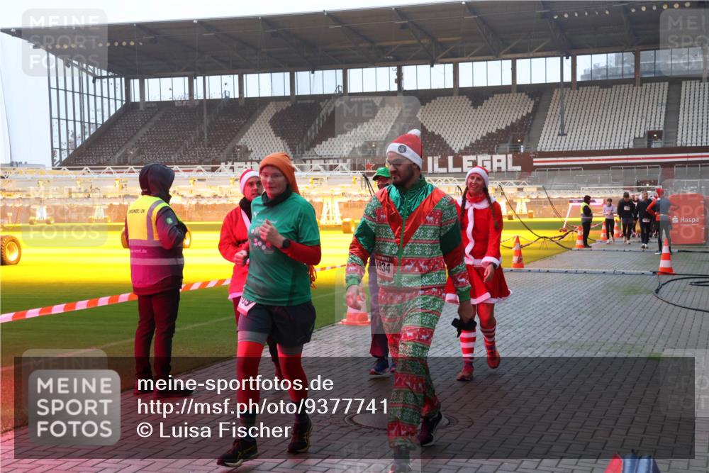 07.12.2025 - St. Pauli X-Mass-Run No. 15 Luisa Fischer http://msf.ph/oto/9377741 07.12.2025 10:02:57 Ziel 1934, 63, 304, 1105, 1828, 1829, 1934, 2510, 2514, 2604, 2780, 2781, 2908, 2923, 3518, 3892, 3944 meine-sportfotos.de