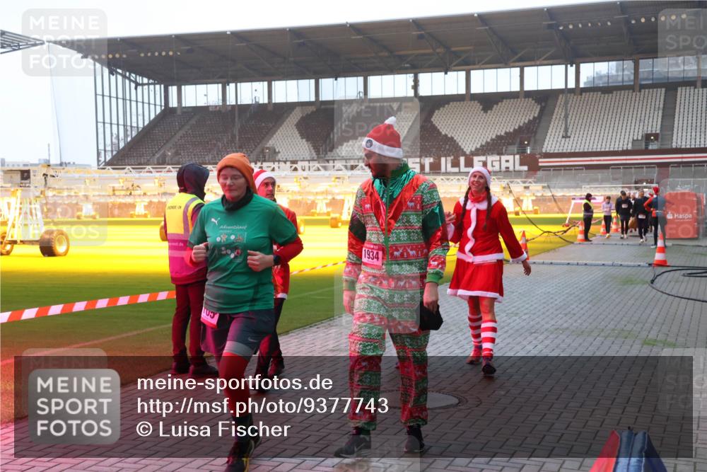 07.12.2025 - St. Pauli X-Mass-Run No. 15 Luisa Fischer http://msf.ph/oto/9377743 07.12.2025 10:02:57 Ziel 1934, 103, 63, 304, 1105, 1828, 1829, 1934, 2510, 2514, 2604, 2780, 2781, 2908, 2923, 3518, 3892, 3944 meine-sportfotos.de