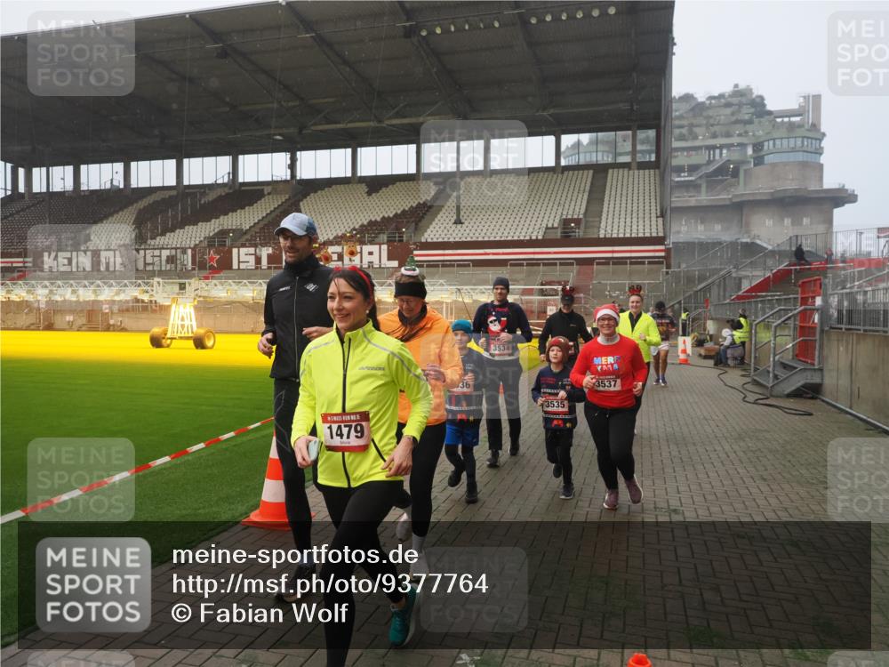 07.12.2025 - St. Pauli X-Mass-Run No. 15 Fabian Wolf http://msf.ph/oto/9377764 07.12.2025 10:06:30 Ziel 34, 187, 562, 1369, 1479, 1480, 1832, 1946, 3213, 3232, 3534, 3535, 3536, 3537, 4459, 4672, 4677 meine-sportfotos.de