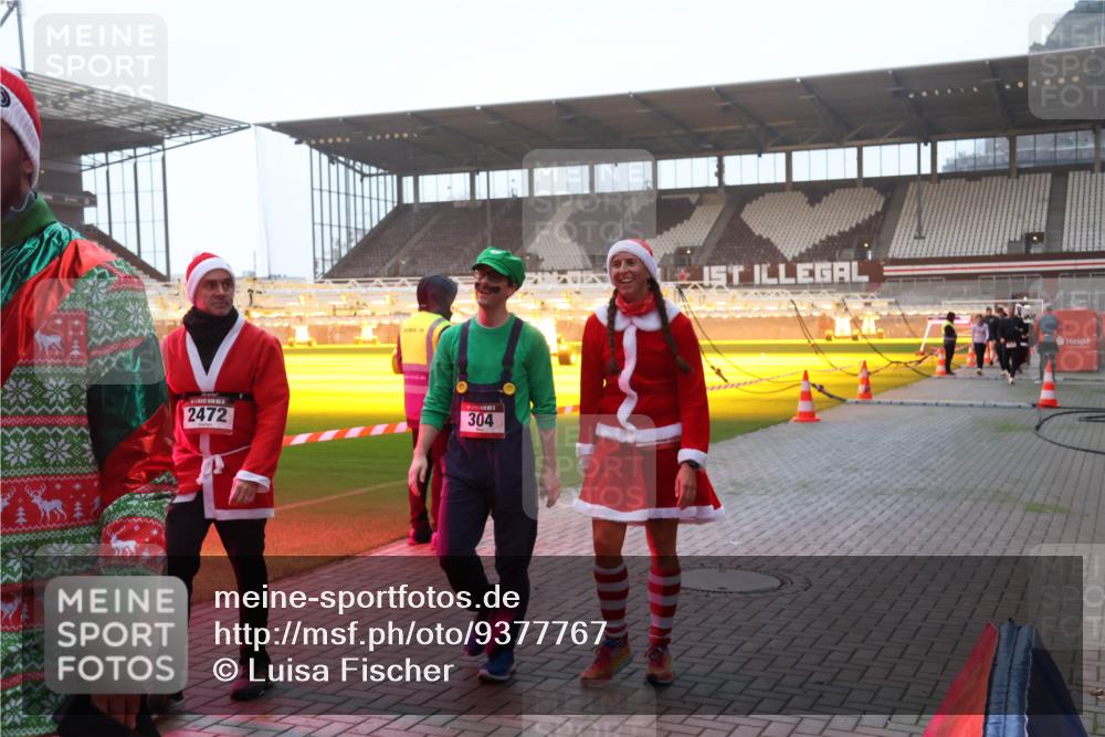07.12.2025 - St. Pauli X-Mass-Run No. 15 Luisa Fischer http://msf.ph/oto/9377767 07.12.2025 10:02:59 Ziel 2472, 304, 63, 304, 885, 918, 1105, 1314, 1828, 1829, 1934, 2510, 2514, 2604, 2780, 2781, 2908, 2923, 3284, 3518, 3892, 3944 meine-sportfotos.de