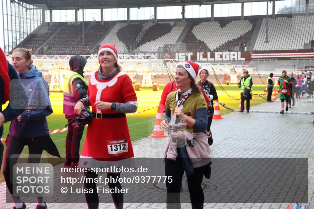07.12.2025 - St. Pauli X-Mass-Run No. 15 Luisa Fischer http://msf.ph/oto/9377775 07.12.2025 10:27:59 Ziel 15, 1312, 111, 1175, 175, 1312, 1317, 1468, 1472, 1618, 2060, 2101, 2188, 2677, 3154, 3156, 3458, 3571, 3706, 3707, 3713, 3714, 3715, 3722, 3723, 3793, 4133, 4225, 4334, 4353, 4383, 4391, 4409, 4410, 4435, 4462, 4463, 4515, 4516 meine-sportfotos.de