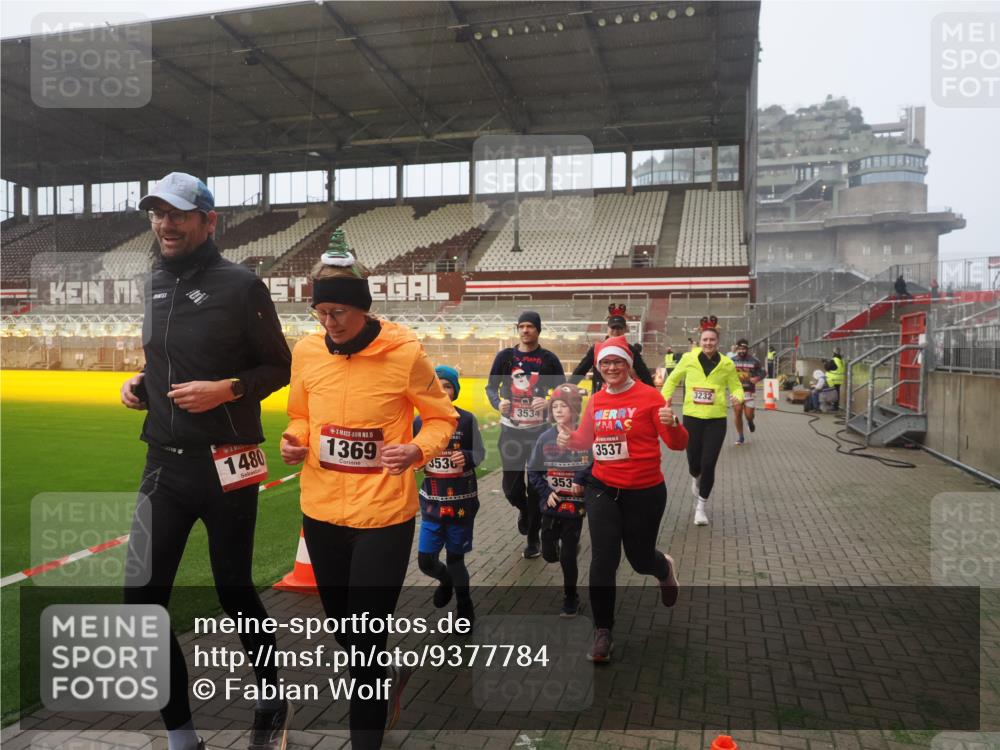 07.12.2025 - St. Pauli X-Mass-Run No. 15 Fabian Wolf http://msf.ph/oto/9377784 07.12.2025 10:06:30 Ziel 34, 187, 562, 1369, 1479, 1480, 1832, 1946, 3213, 3232, 3534, 3535, 3536, 3537, 4459, 4672, 4677 meine-sportfotos.de