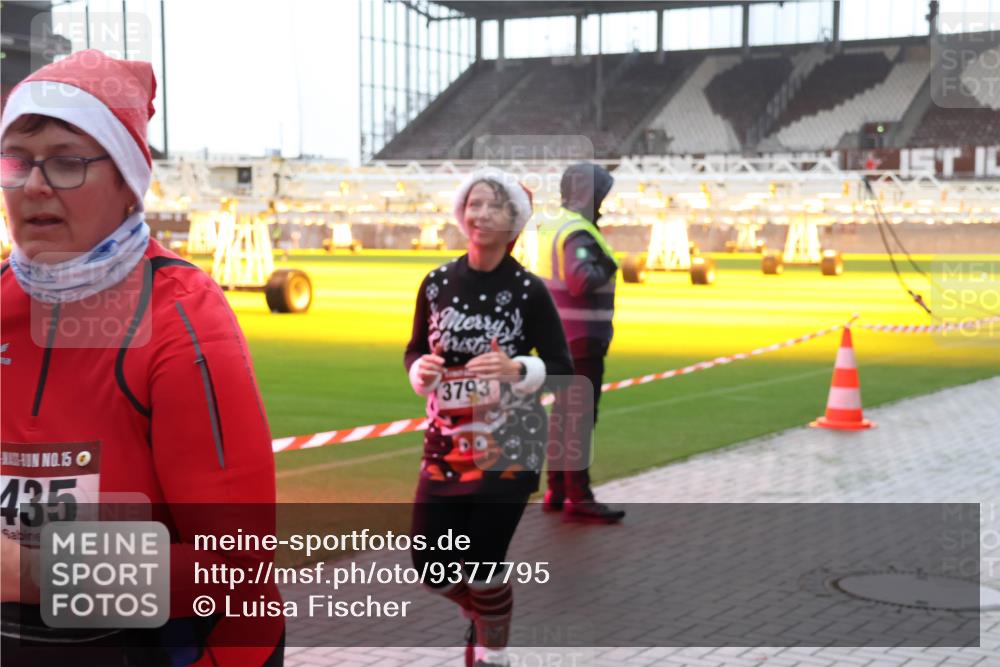 07.12.2025 - St. Pauli X-Mass-Run No. 15 Luisa Fischer http://msf.ph/oto/9377795 07.12.2025 10:28:02 Ziel 150, 435, 3793, 175, 1312, 1317, 1618, 1717, 2060, 2101, 2188, 2677, 3154, 3156, 3458, 3571, 3706, 3707, 3713, 3714, 3715, 3722, 3723, 3793, 4132, 4133, 4225, 4350, 4383, 4391, 4409, 4410, 4435, 4462, 4463, 4515, 4516, 4538, 4875 meine-sportfotos.de